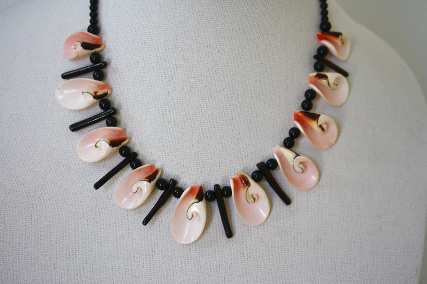 Stunning pink Luhuanas shell and black beaded vintage necklace