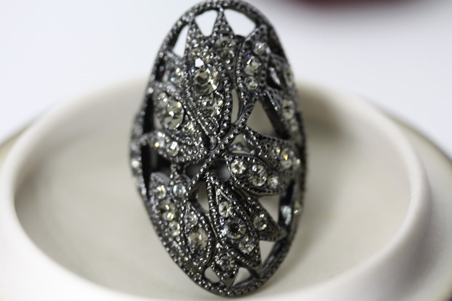 Stunning vintage costume jewelry ring - black with rhinestones