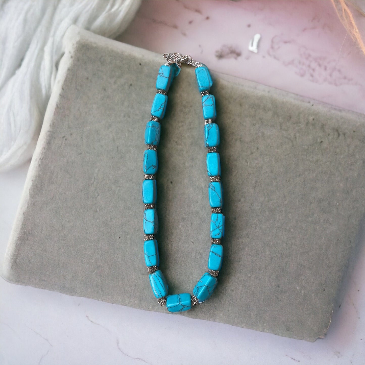 Stunning faux turquoise vintage necklace