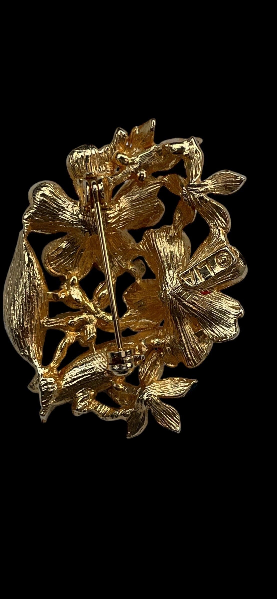 Stunning enamel floral pin with rhinestones