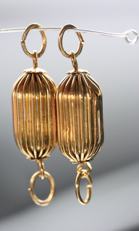 Pair of unique goldtone ribbed vintage beads with jump rings - 20 mm