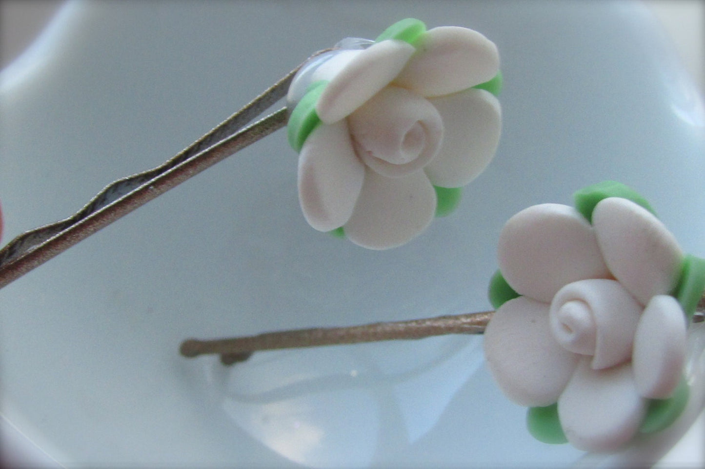 Little hair pin with little white flower