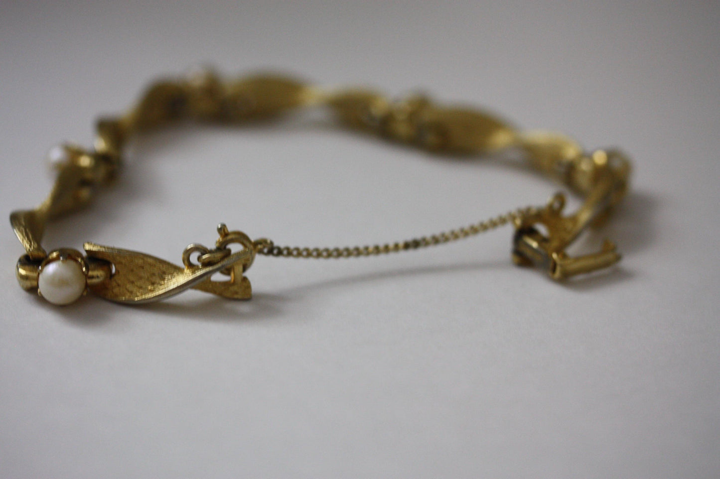 Vintage signed Lisner gold and pearl bracelet with security clasp - 7"