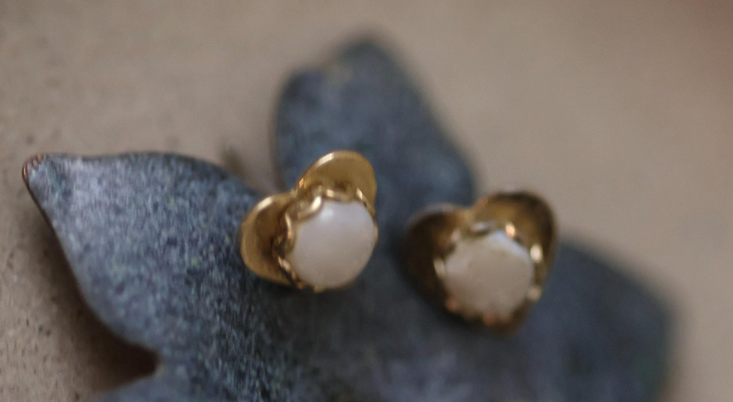 White stone in tiny goldtone hearts - vintage stud earrings - 8 mm