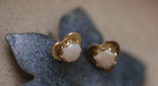 White stone in tiny goldtone hearts - vintage stud earrings - 8 mm
