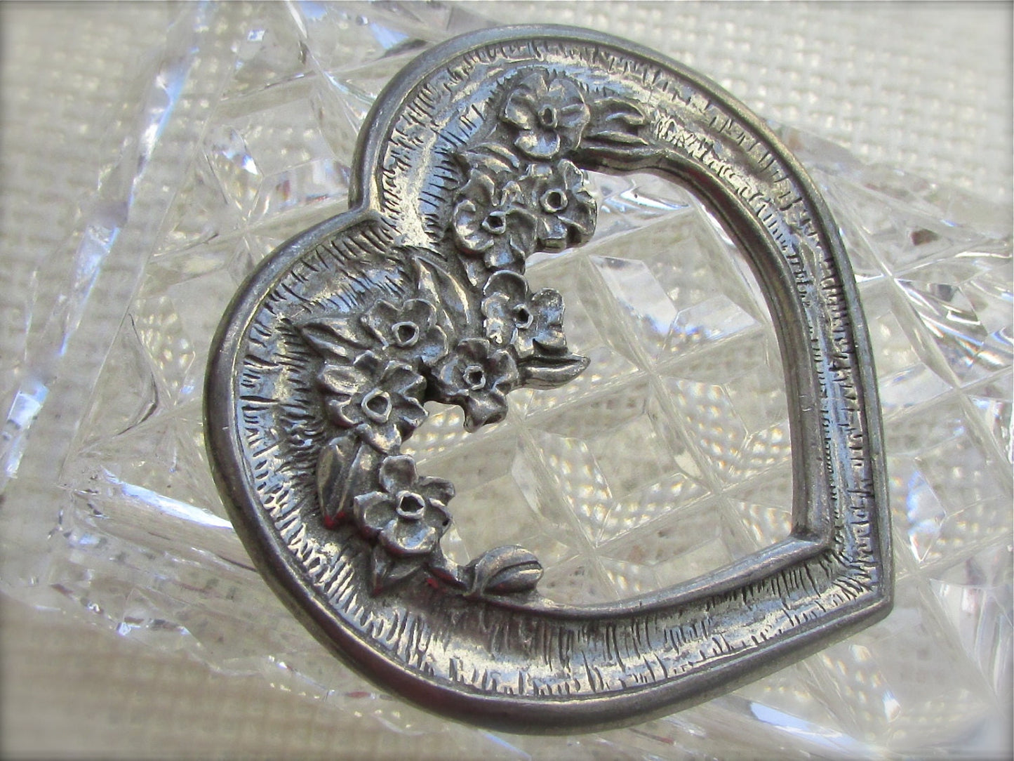 Signed Seagull Pewter Canada - stunning art nouveau style heart pin with ornate intricately carved flowers