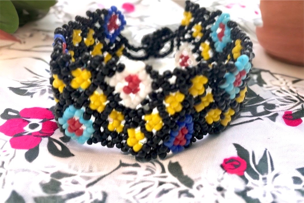 Beaded Bracelet: Vintage Handcrafted Style (7 Inches)