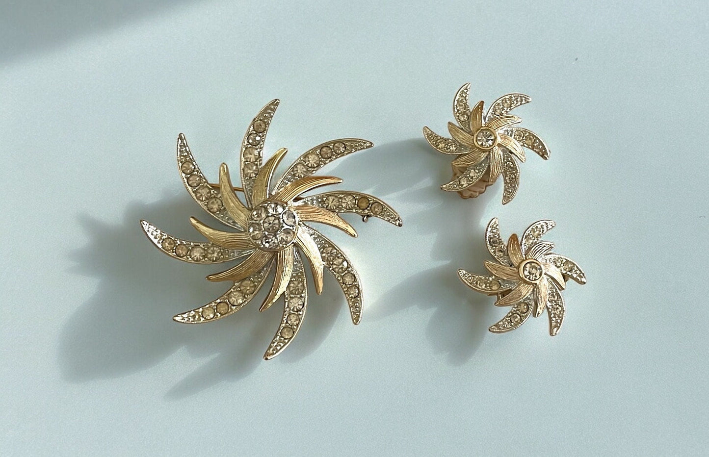 Stunning Sarah Coventry "pinwheel" pin and clip earring set - starburst