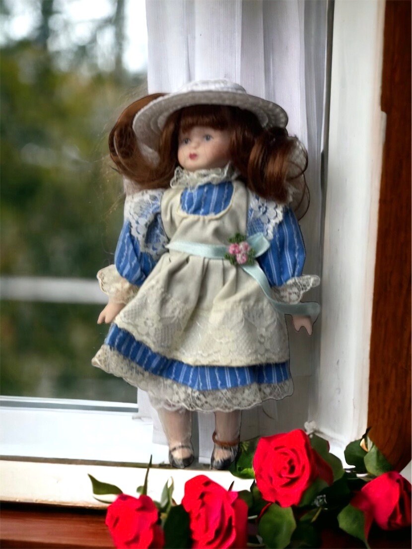 Stunning vintage porcelain doll - unknown origin - blue dress, straw hat