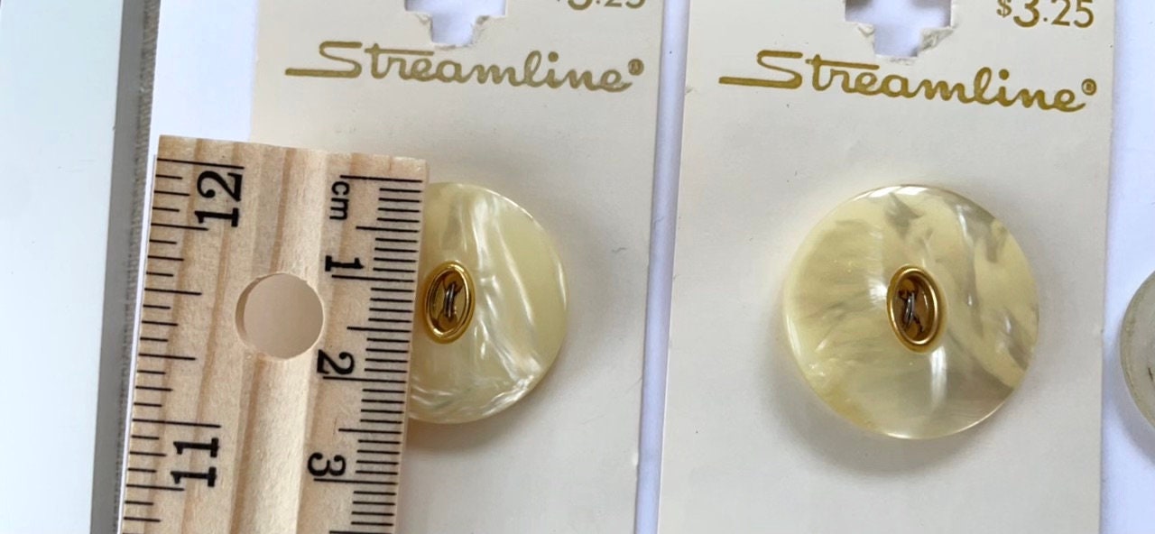 Lot of vintage buttons - from Holland and elsewhere - mother of pearl and shades of white / cream / yellow