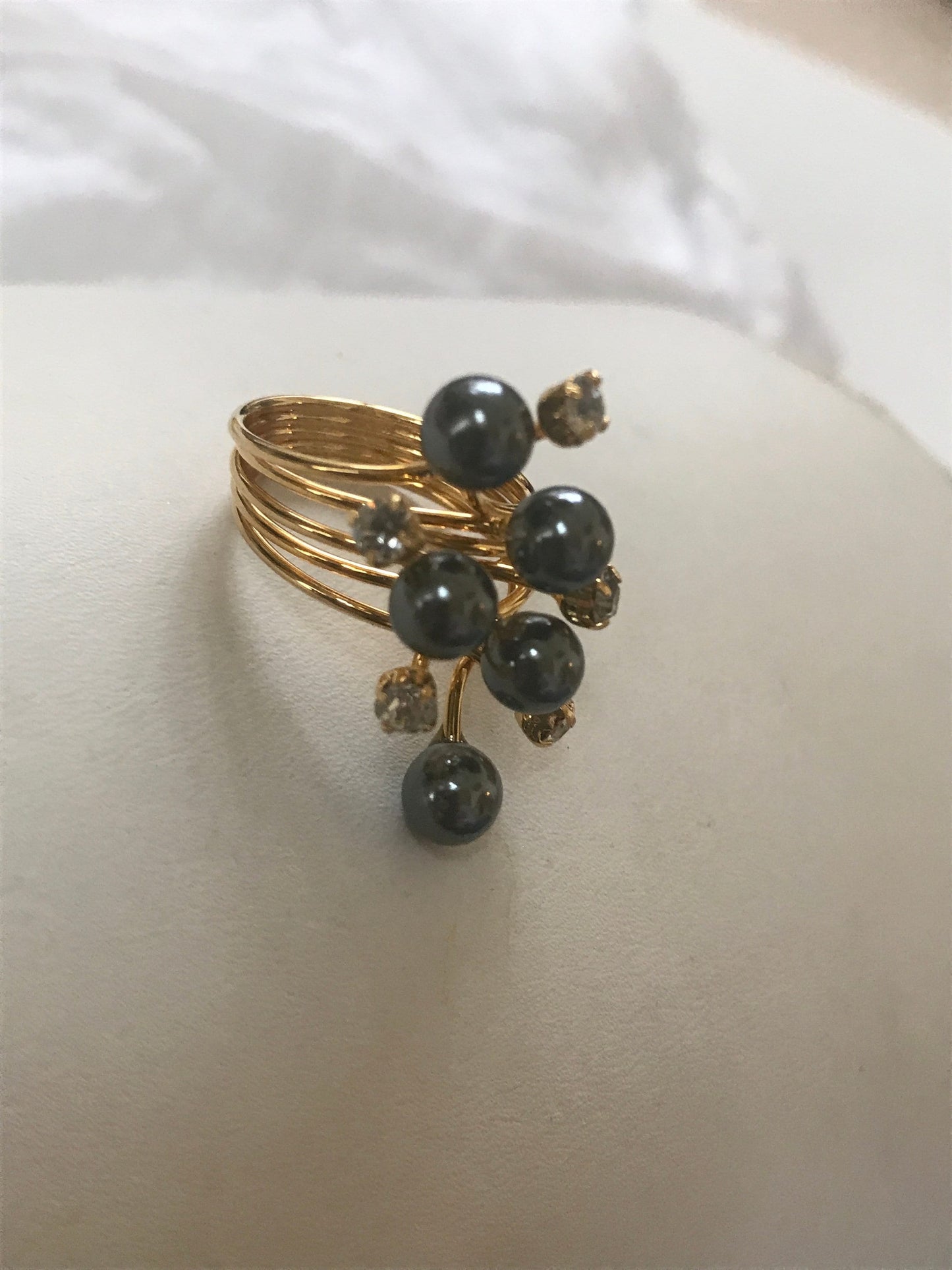 Black faux pearl and rhinestone stunning vintage ring - goldtone band