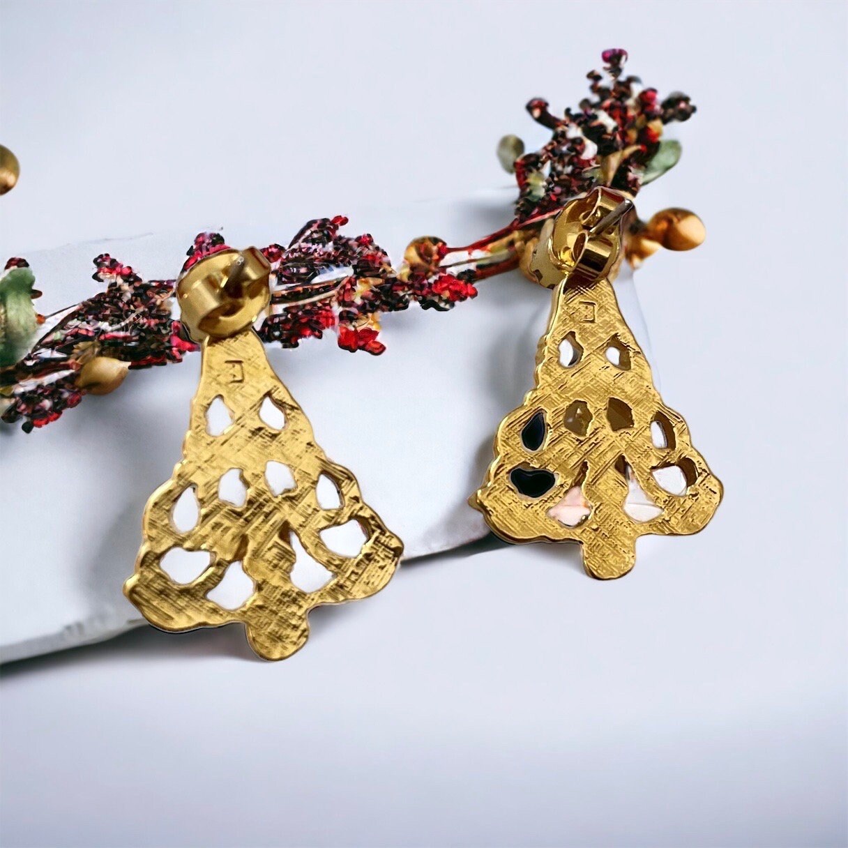 Small vintage goldtone Christmas tree earrings with rhinestone stars