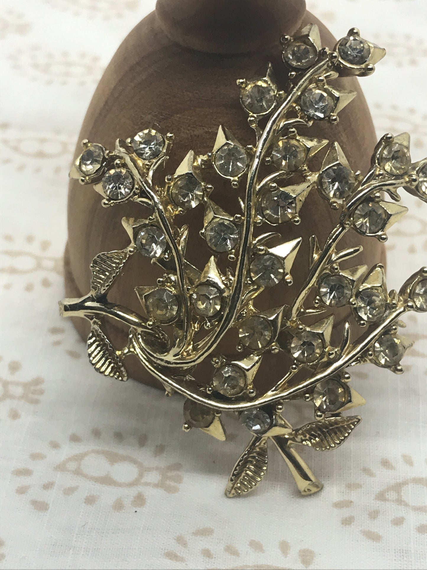 Stunning vintage rhinestone pin