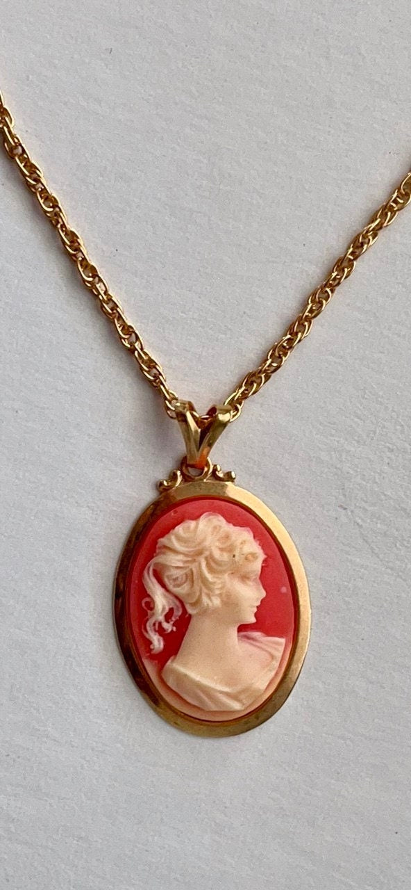 Stunning vintage faux cameo necklace