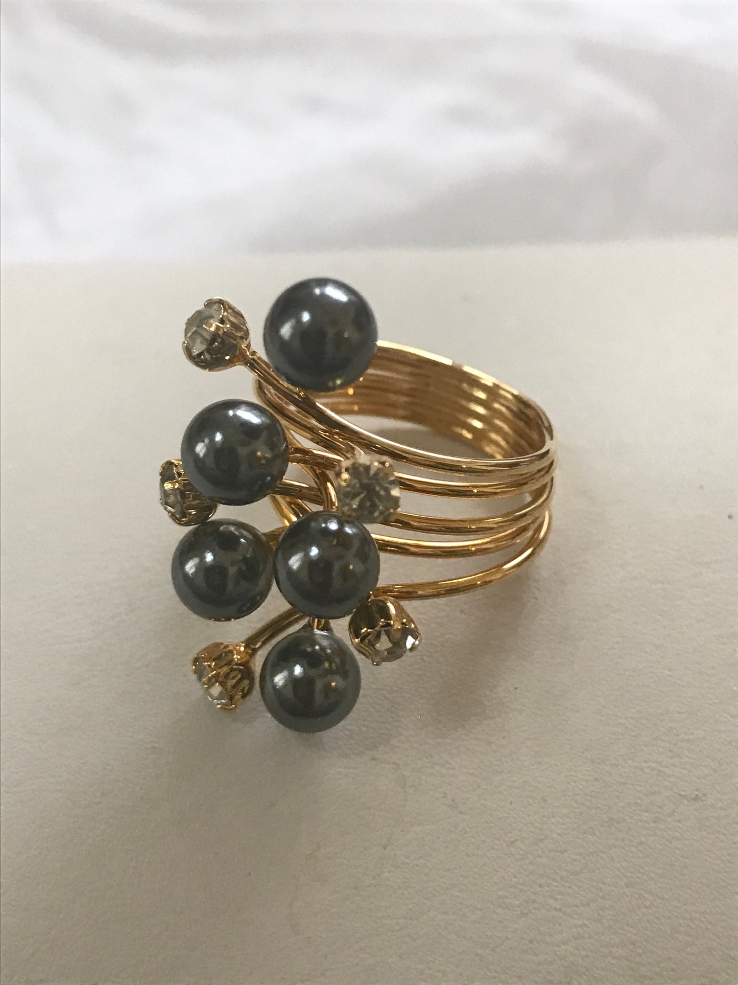 Black faux pearl and rhinestone stunning vintage ring - goldtone band