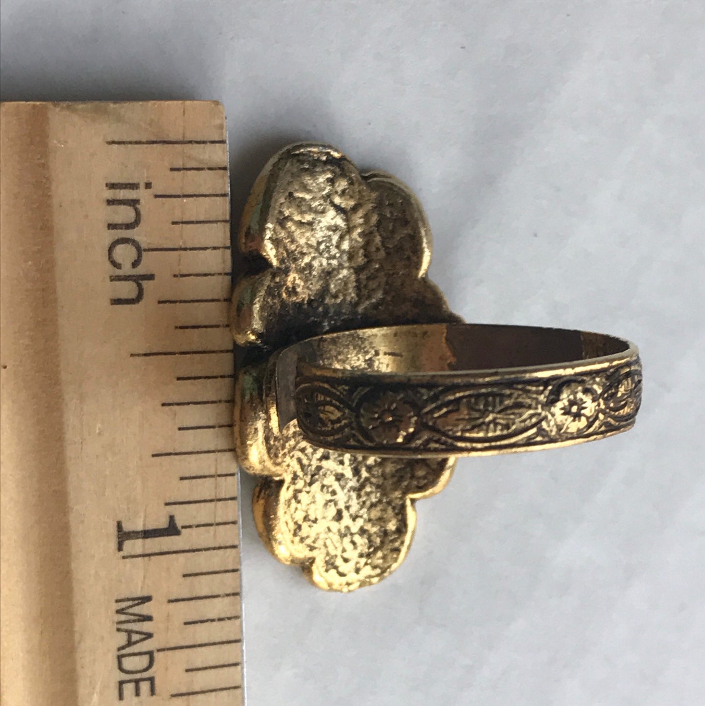 Stunning goldtone vintage ring
