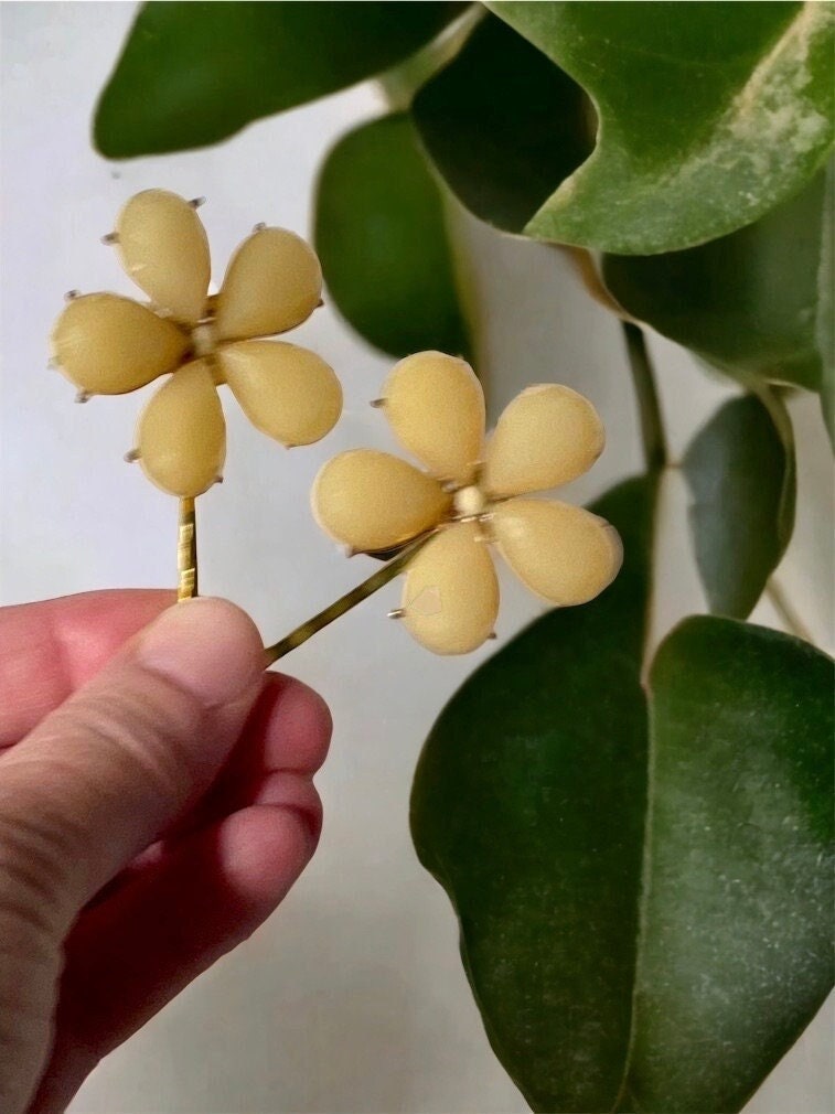 Pair of yellow flower hair pins - made of upcycled necklace components