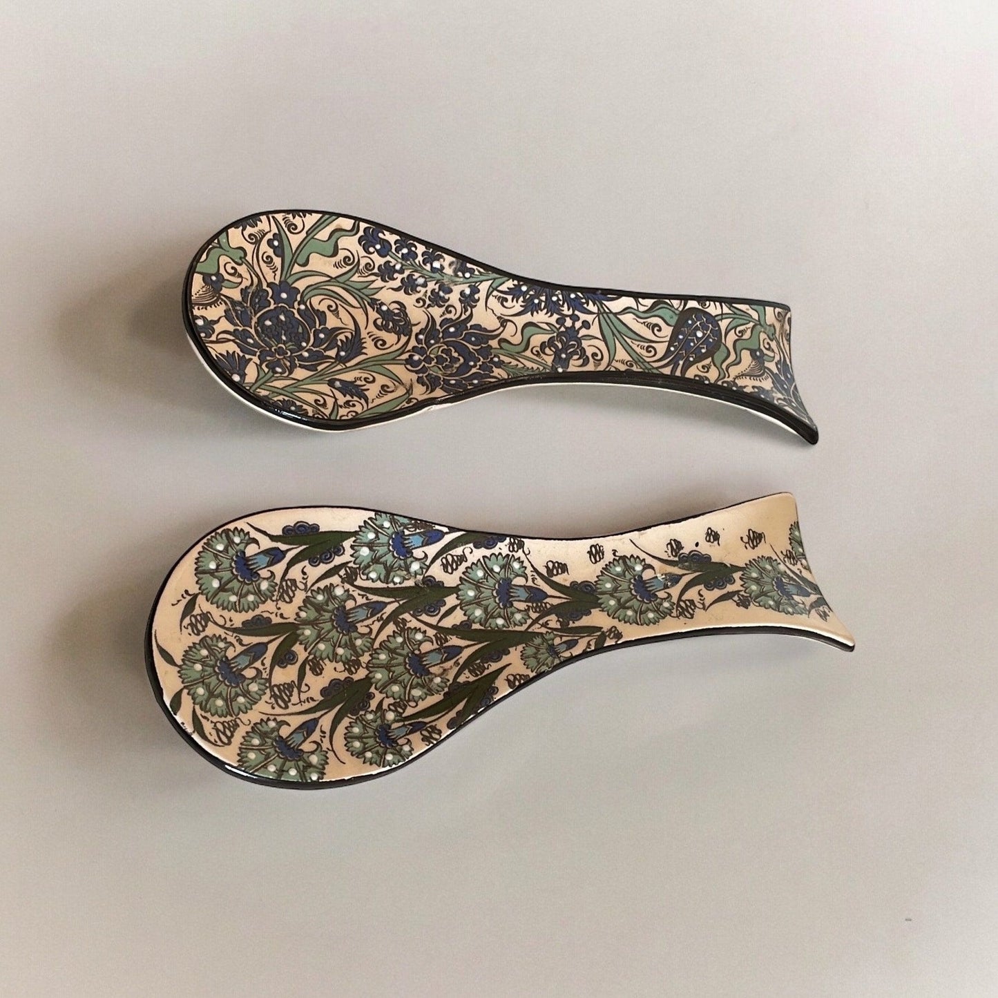 Stunning pair of spoon rests - Hand painted in Turkey - Nakkas Ceramics