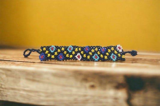 Beaded Bracelet: Vintage Handcrafted Style (7 Inches)