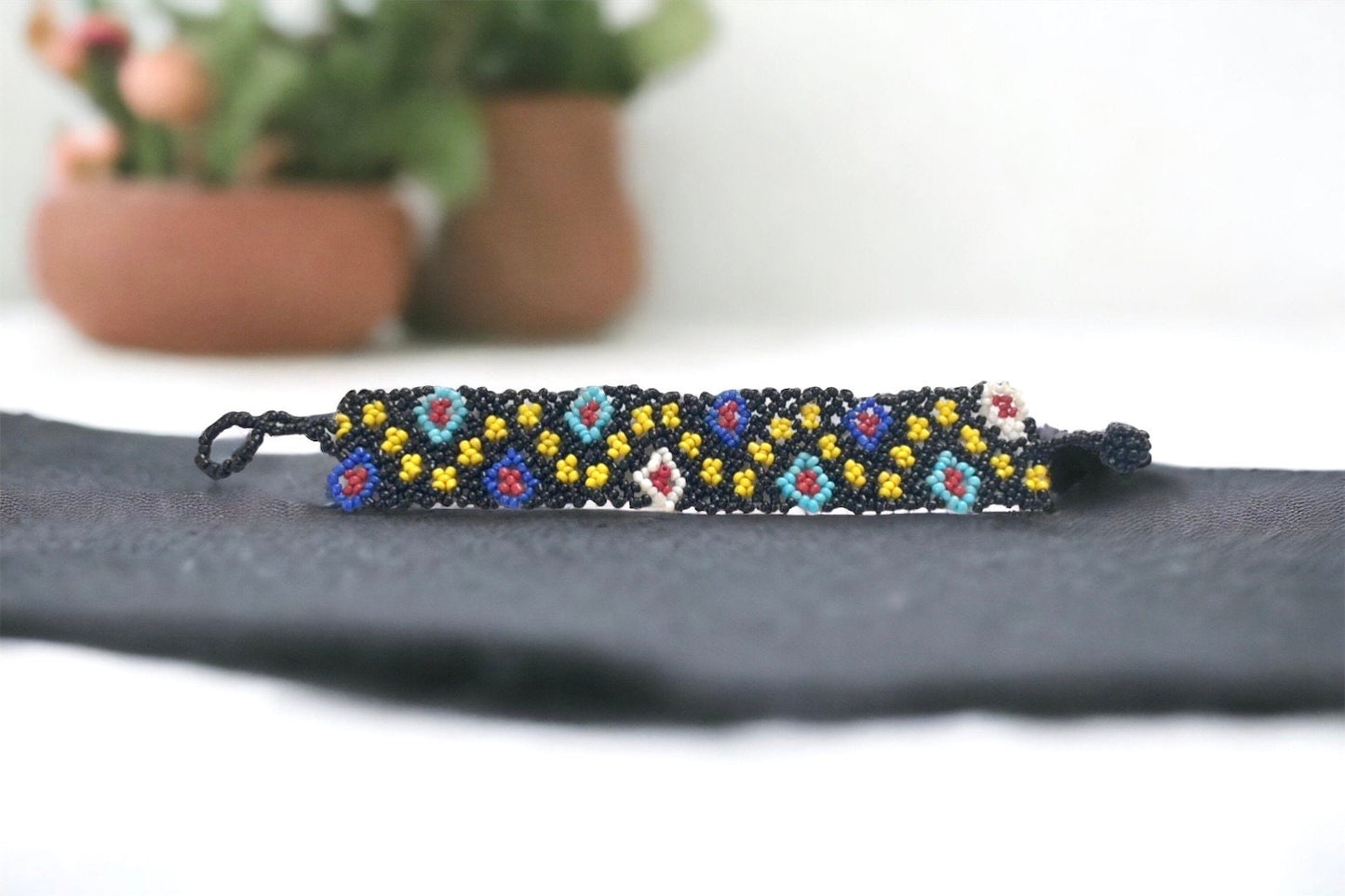 Beaded Bracelet: Vintage Handcrafted Style (7 Inches)
