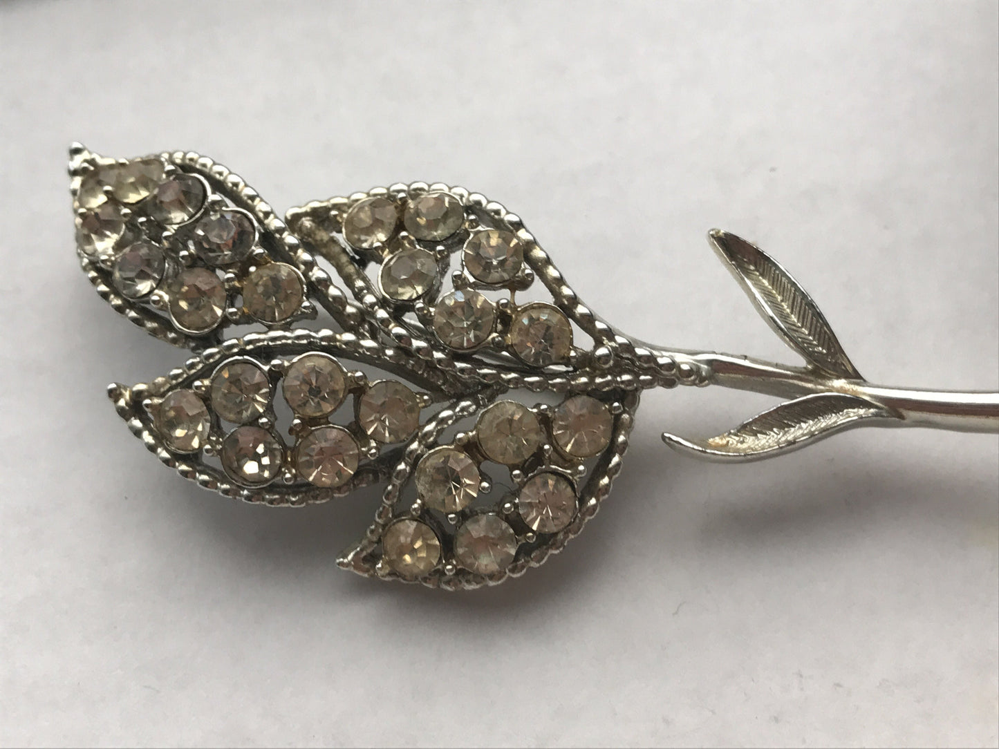 Stunning silvertone vintage rhinestone pin