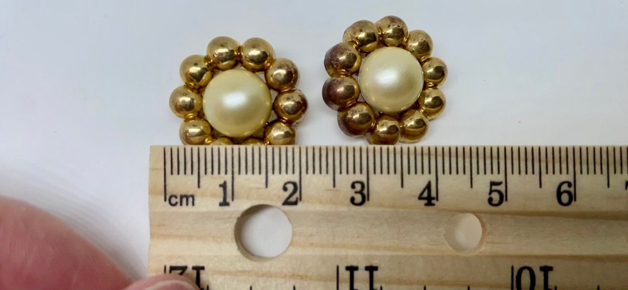 Lot of round flower-shaped gold and faux pearl vintage buttons