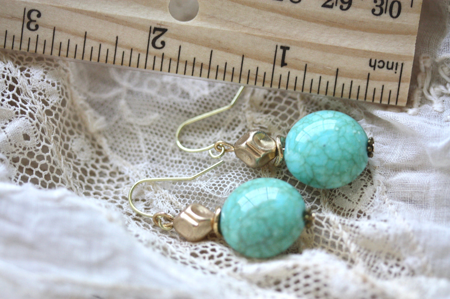 Dangle earrings made of faux turquoise and twisted goldtone bicones