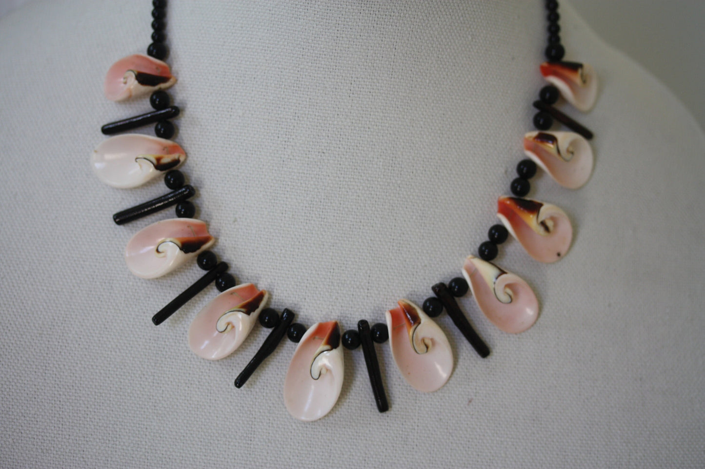 Stunning pink Luhuanas shell and black beaded vintage necklace