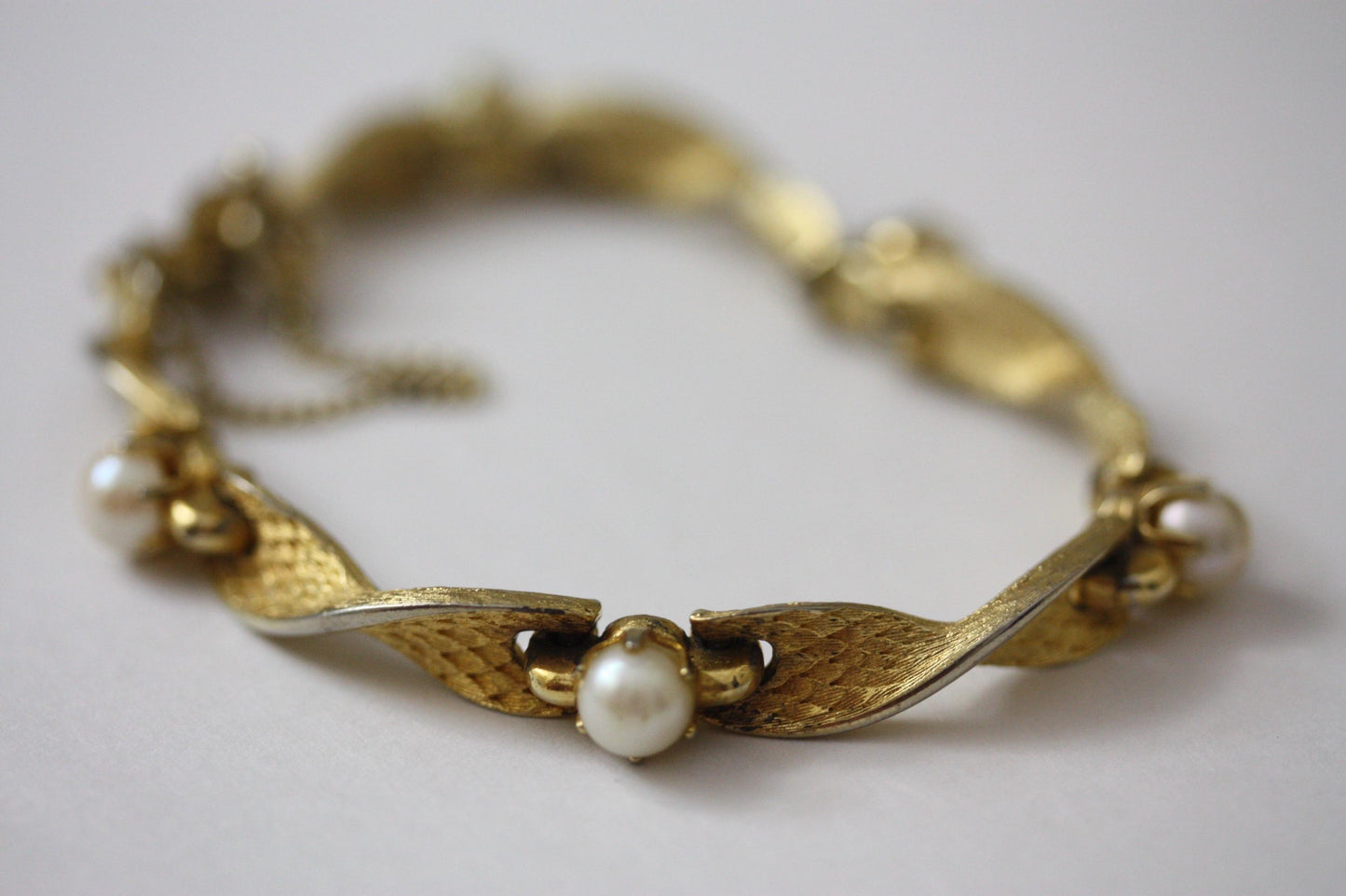 Vintage signed Lisner gold and pearl bracelet with security clasp - 7"