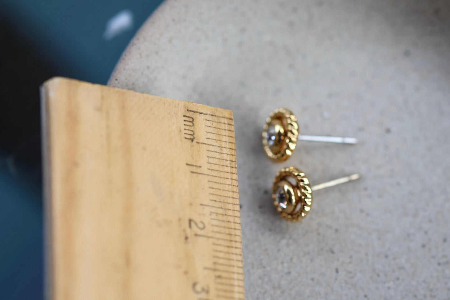 Small gold and rhinestone stunning vintage stud earrings - approx. 8 mm