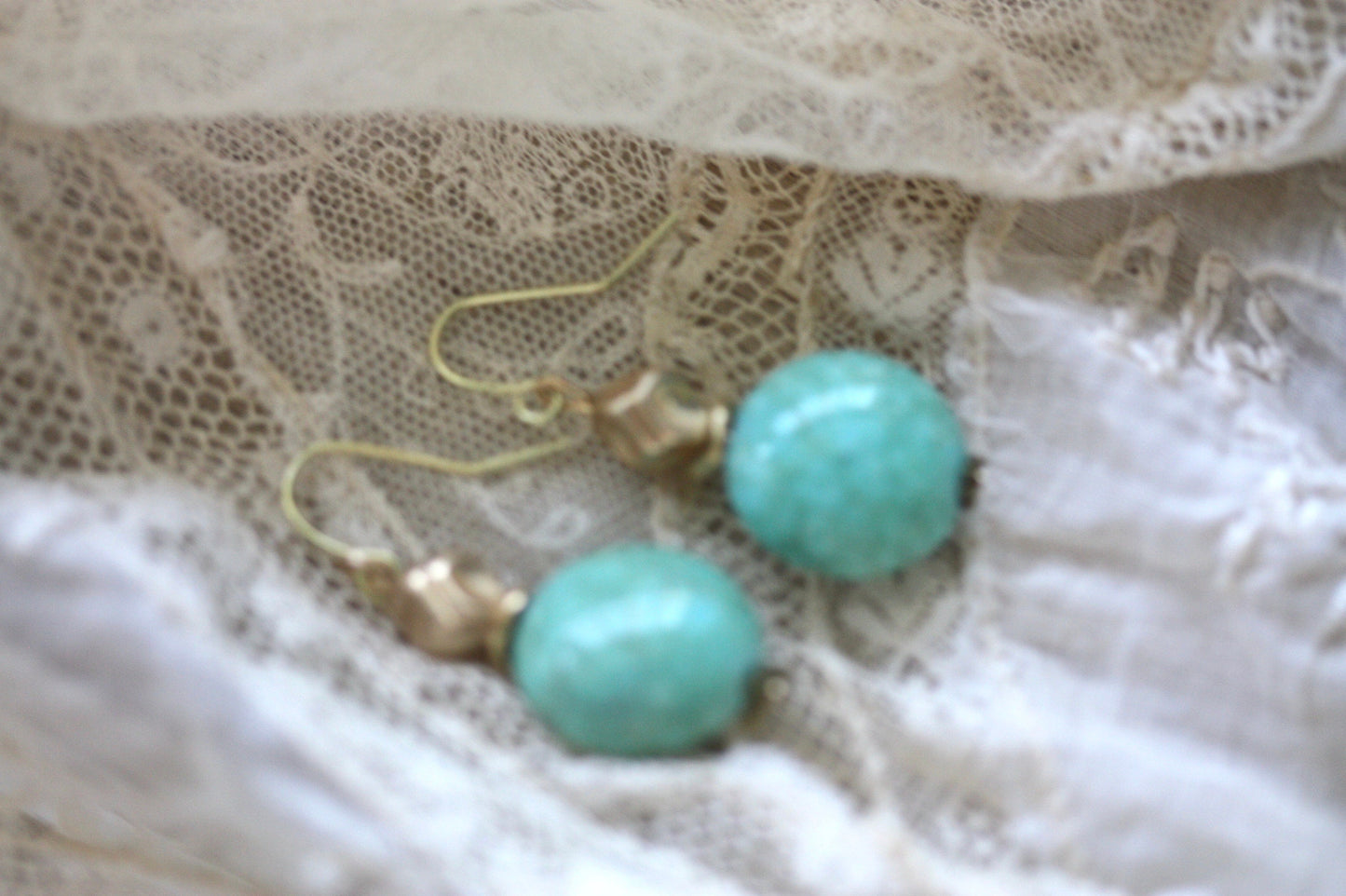 Dangle earrings made of faux turquoise and twisted goldtone bicones
