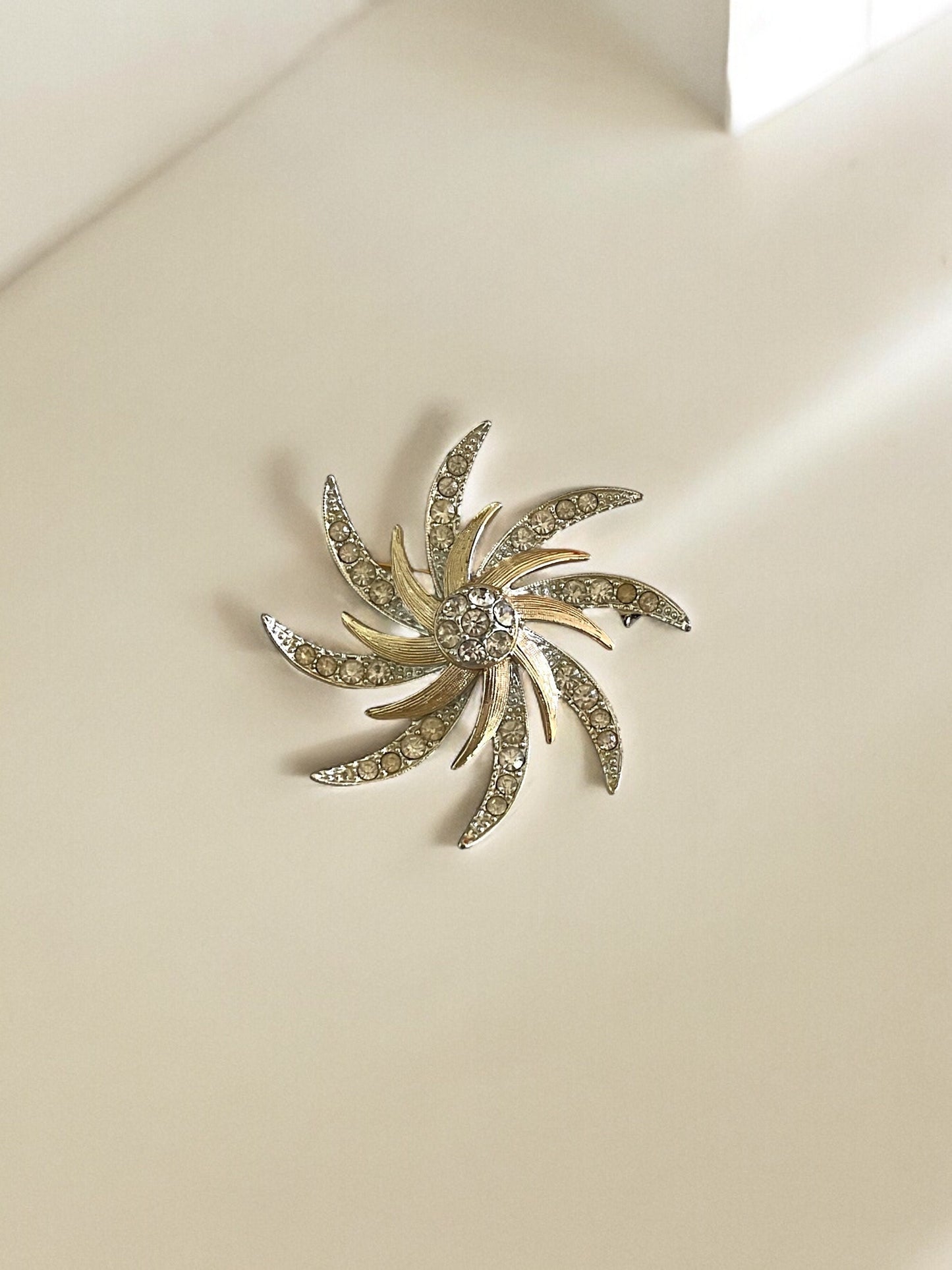 Stunning Sarah Coventry "pinwheel" pin and clip earring set - starburst