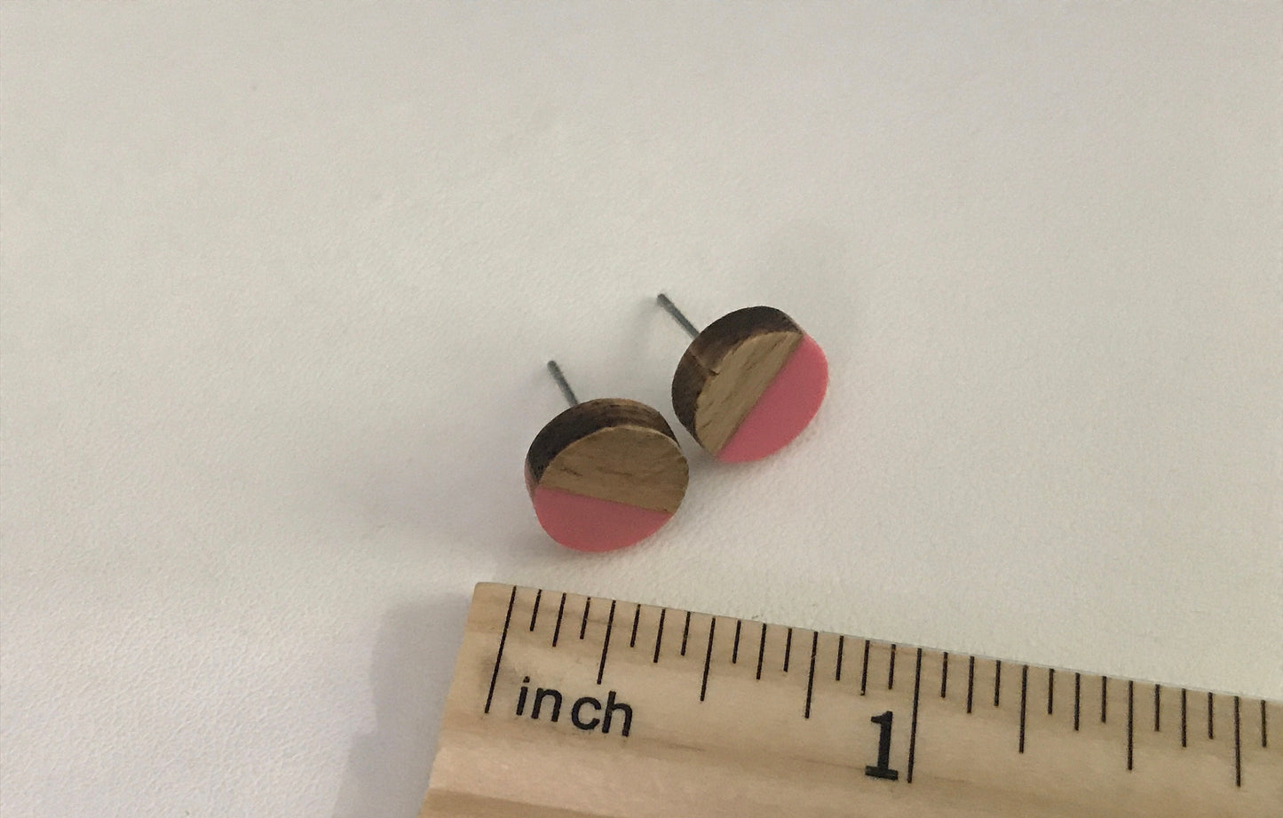 Resin and wood stud earrings - pink