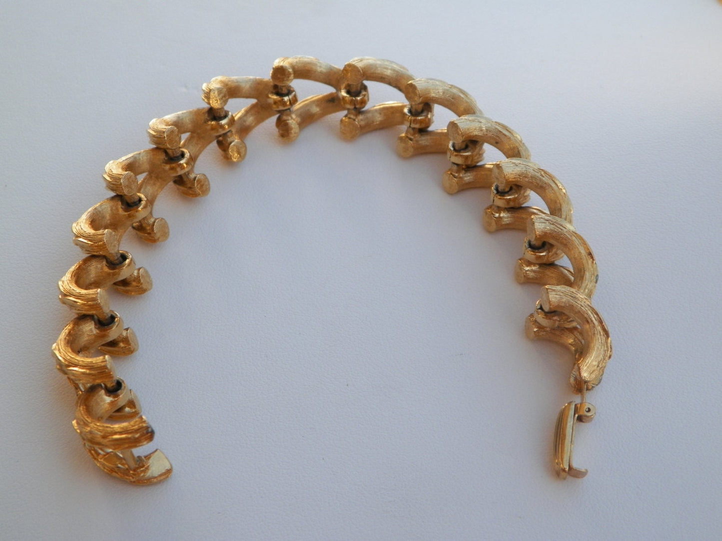 Vintage Crown TRIFARI stunning unique goldtone link bracelet