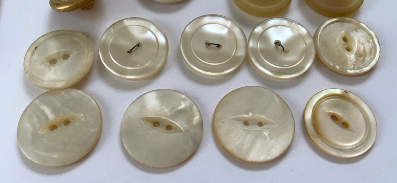 Lot of vintage buttons - from Holland and elsewhere - mother of pearl and shades of white / cream / yellow