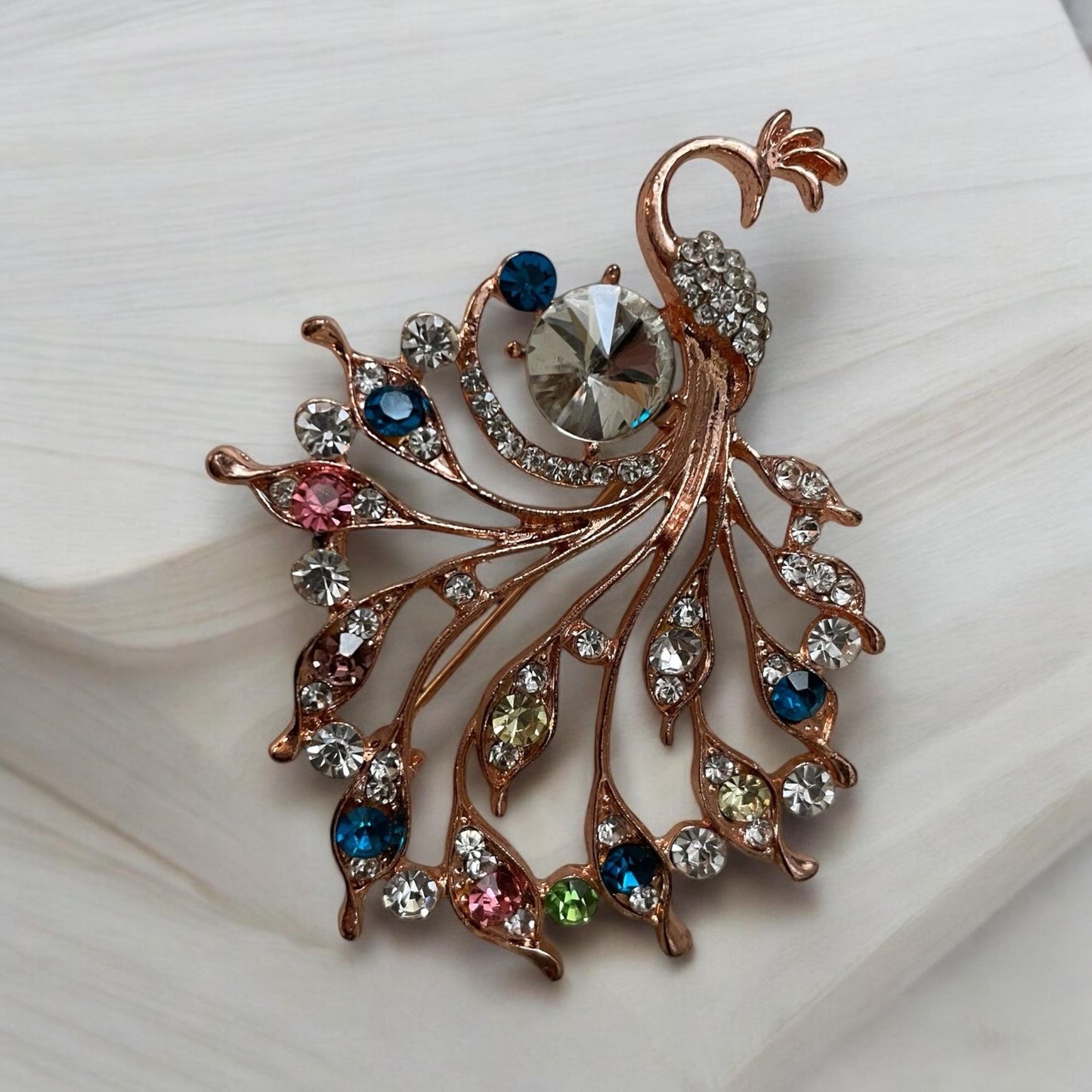 Stunning vintage rhinestone studded peacock pin pin/brooch