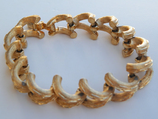 Vintage Crown TRIFARI stunning unique goldtone link bracelet
