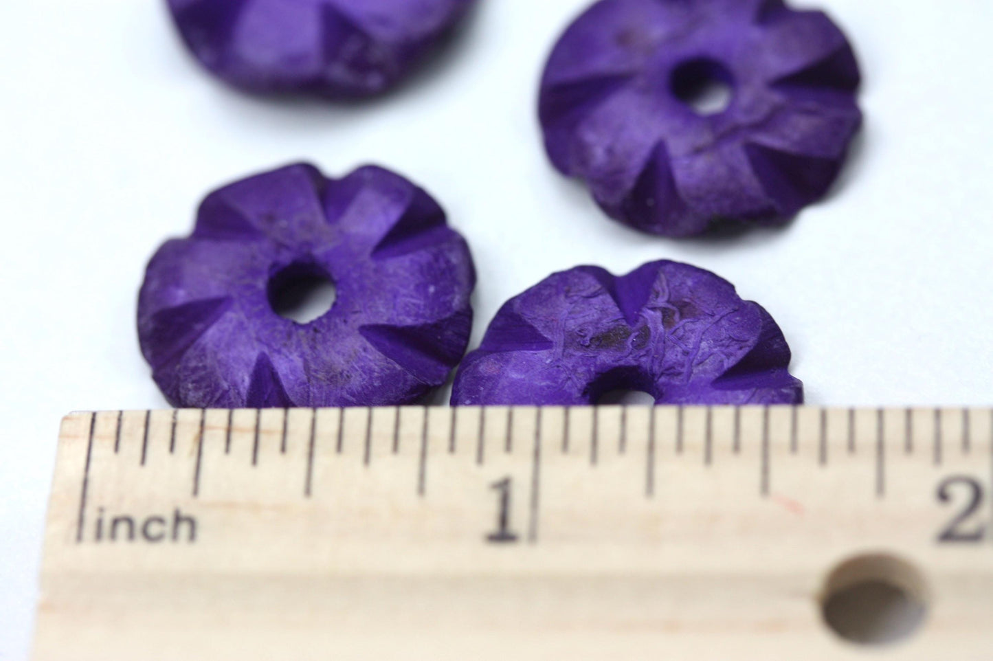 Carved purple Hawaiian flower beads - 20 mm