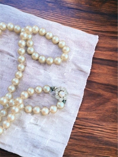 Elegant single strand vintage faux pearl necklace with beautiful rhinestone clasp