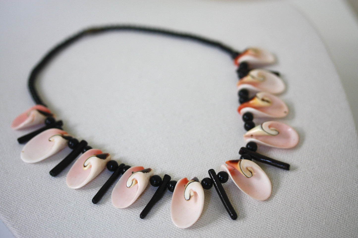 Stunning pink Luhuanas shell and black beaded vintage necklace