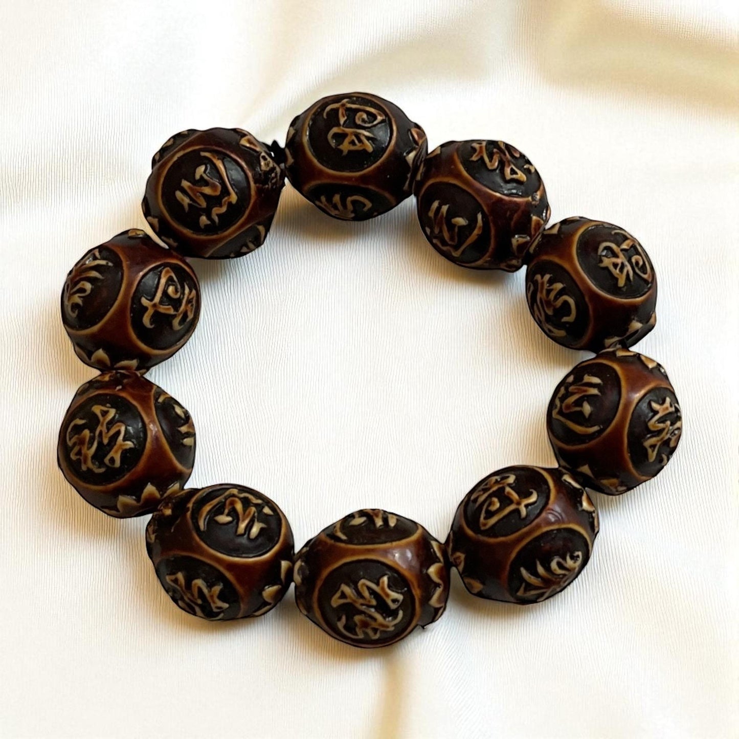 Ji Xiang Ru Yi Resin Bracelet – Good Fortune & Prosperity Symbol on Elastic Cord, Lucky Charm Jewelry