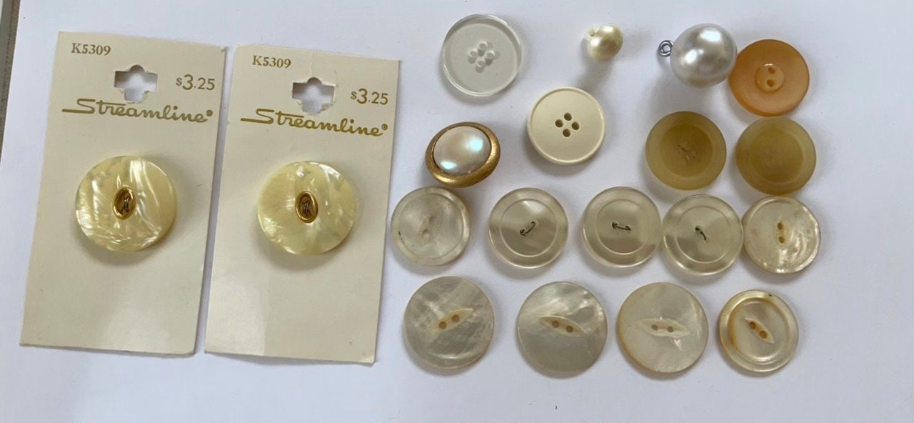 Lot of vintage buttons - from Holland and elsewhere - mother of pearl and shades of white / cream / yellow