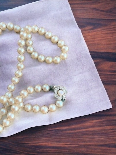 Elegant single strand vintage faux pearl necklace with beautiful rhinestone clasp