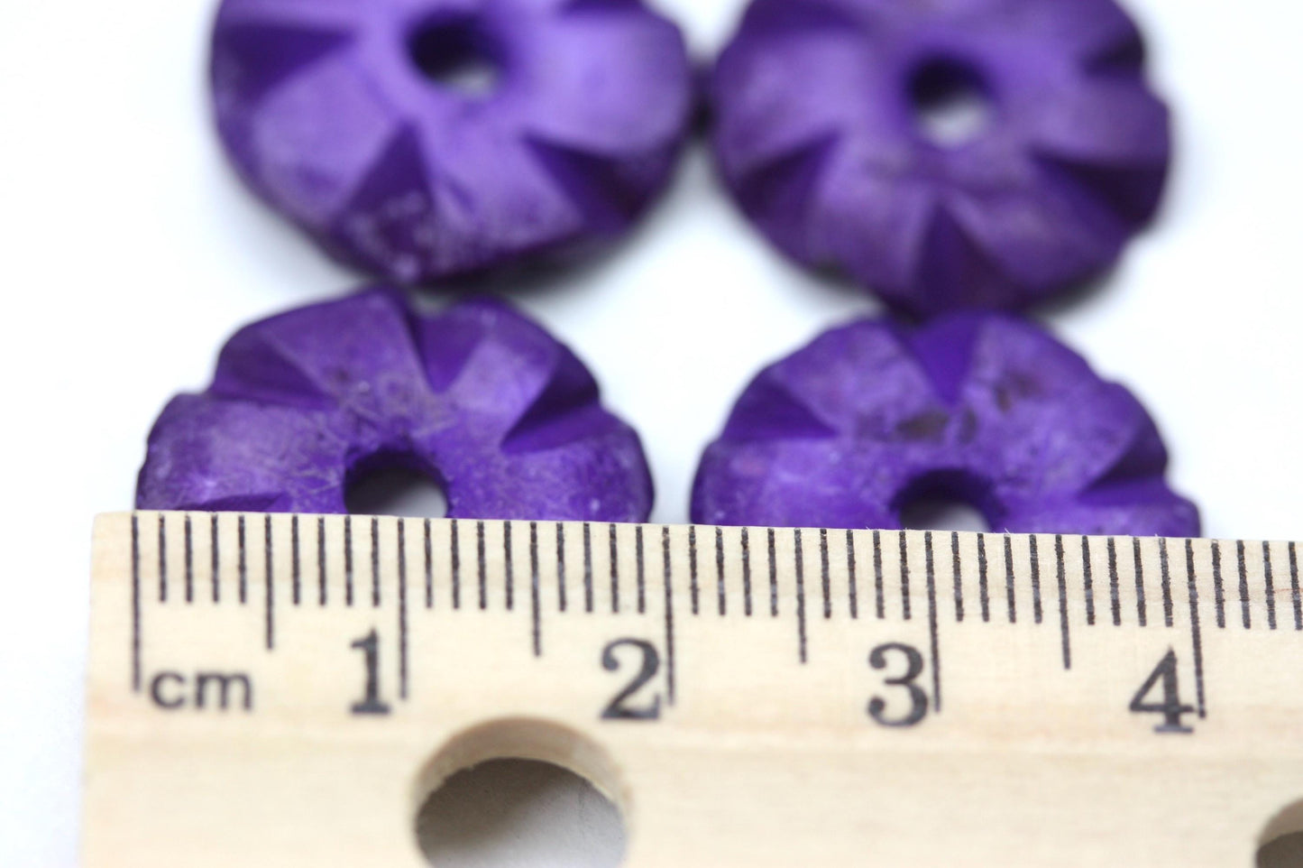 Carved purple Hawaiian flower beads - 20 mm