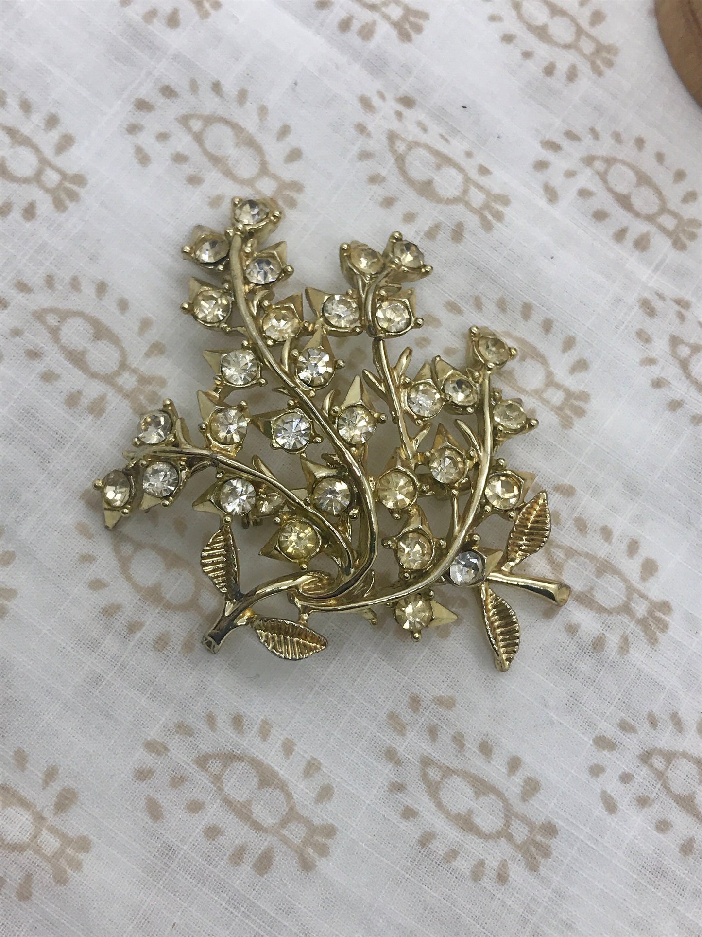 Stunning vintage rhinestone pin