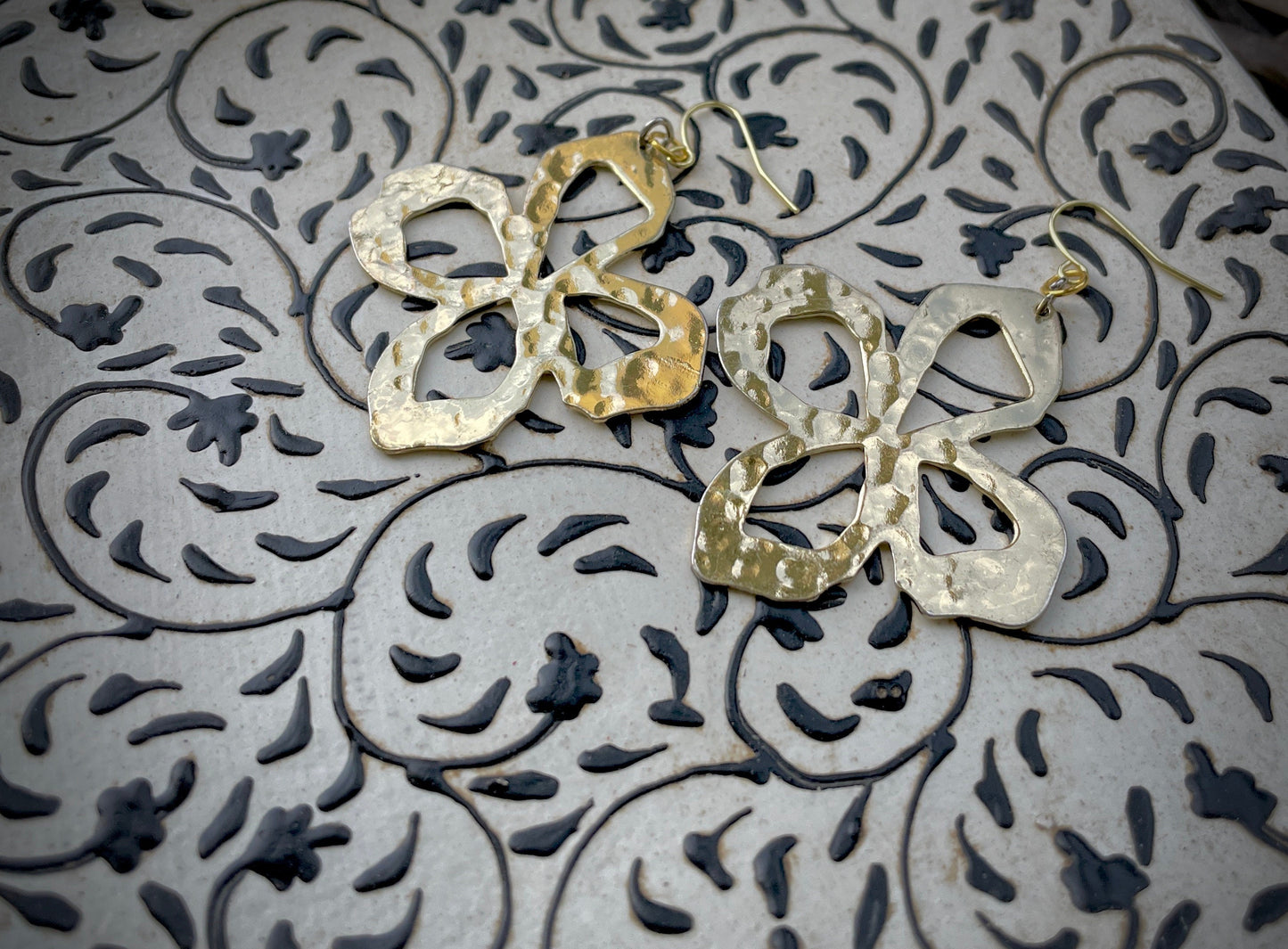 Stunning hammered metal goldtone dangle earrings
