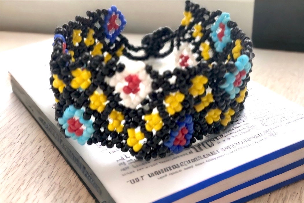 Beaded Bracelet: Vintage Handcrafted Style (7 Inches)