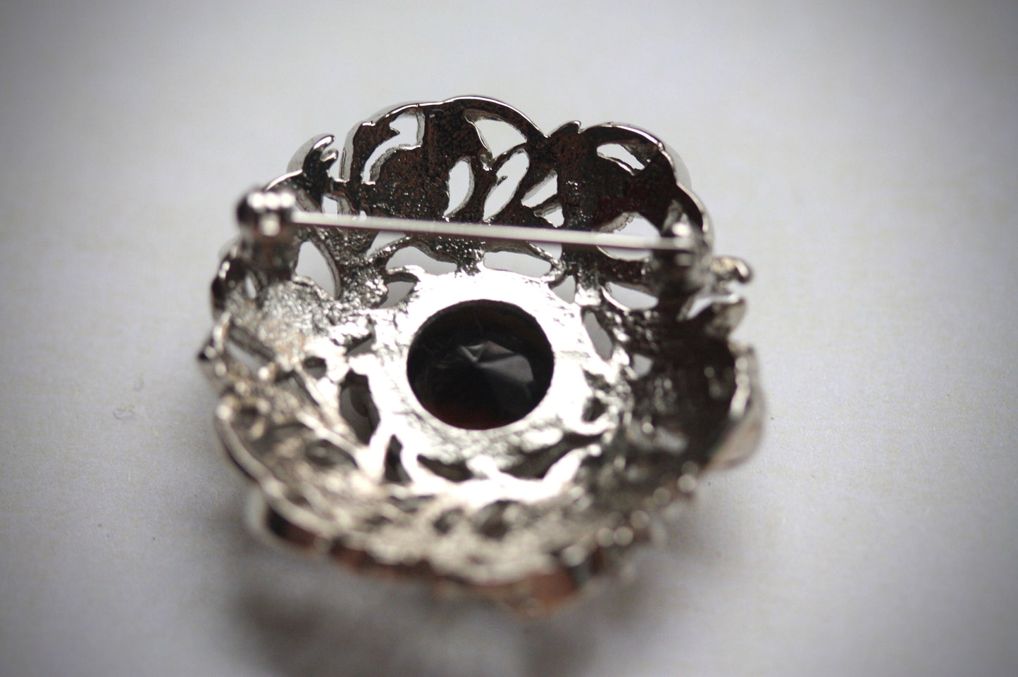 Stunning vintage pin with faceted center