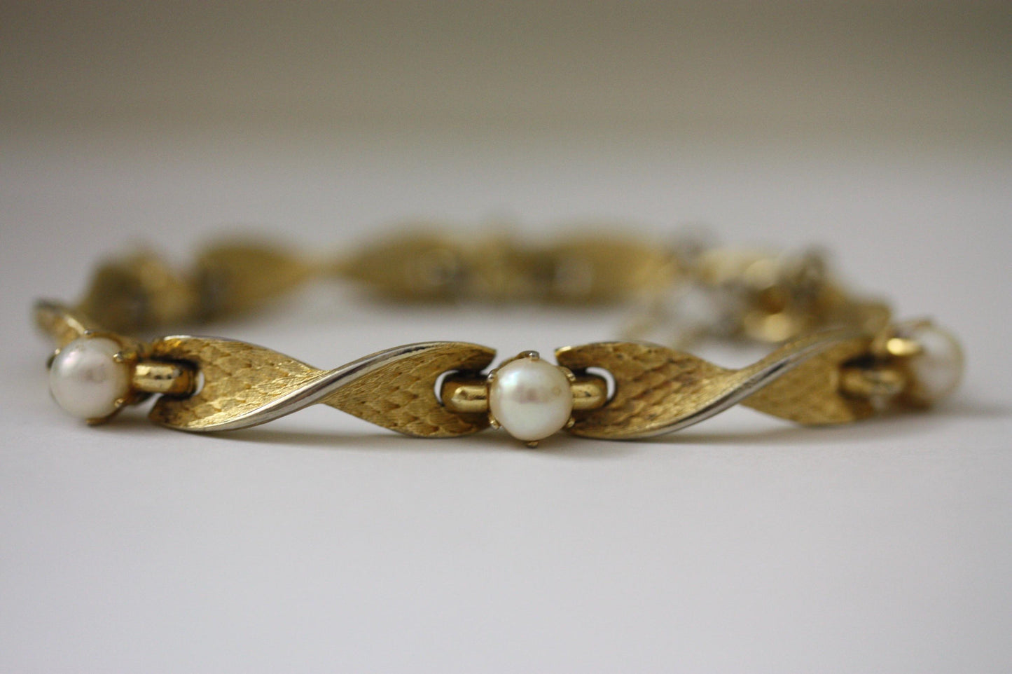 Vintage signed Lisner gold and pearl bracelet with security clasp - 7"