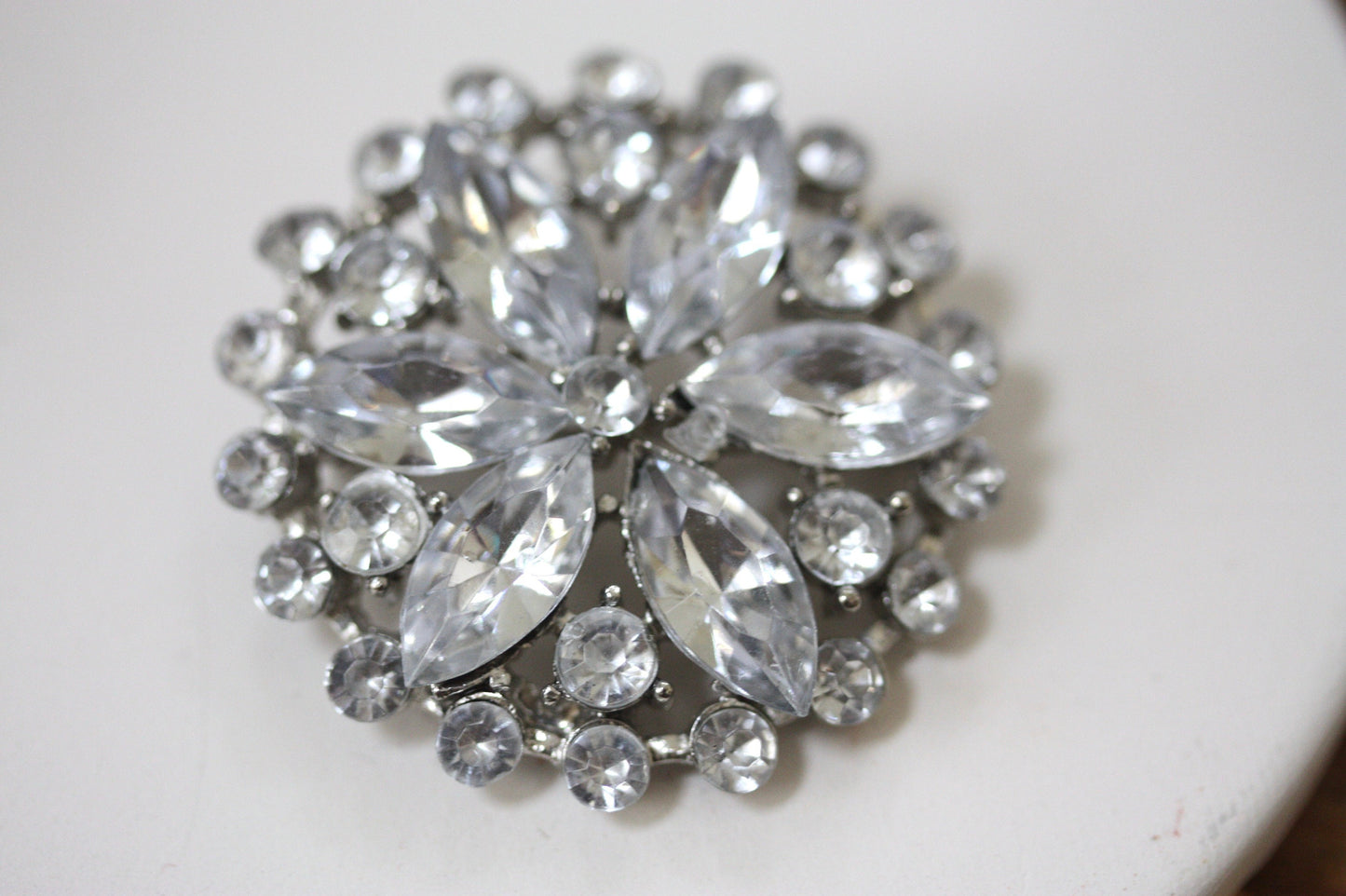 Stunning vintage rhinestone pin